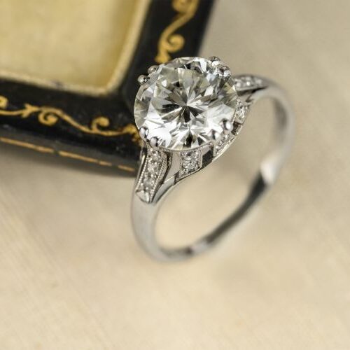 Anello in oro bianco 18 kt. recante un diamante di taglio vecchio di ct. 2,63 e piccoli diamanti sul castone. Italia, epoca 1920