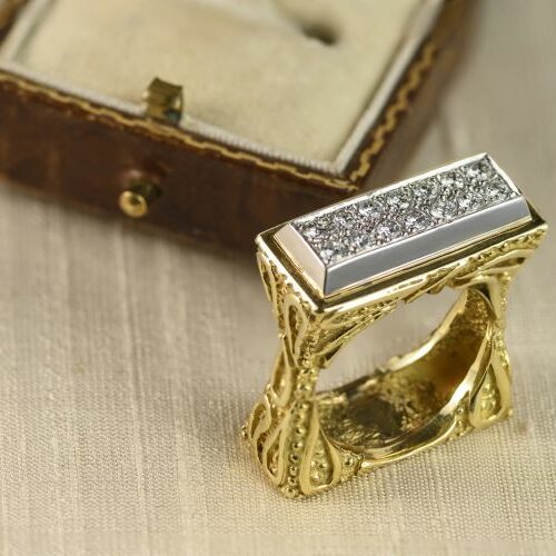 Anello oro e diamanti lavorato a corteccia. Iltalia, Epoca anni' 60