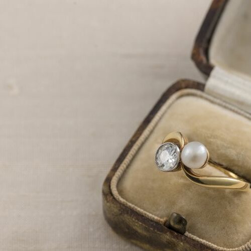 Anello oro giallo a contrarièe con perla e diamante taglio antico ct. 1 ca
