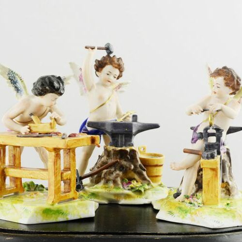 Gruppo di putti tema mestieri in porcellana policroma Capodimonte. H 12 cm. Epoca anni '20.