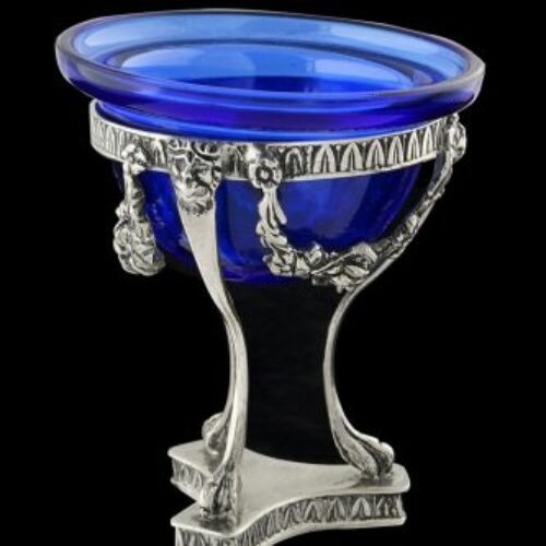 Saliera in argento cesellato e vetro blu. Epoca anni '50.