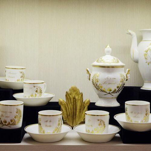 Servizio da the in porcellana decori oro. Epoca Vittoriana.