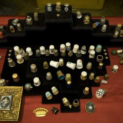 Collezione di ditali di varie epoche e materiali.