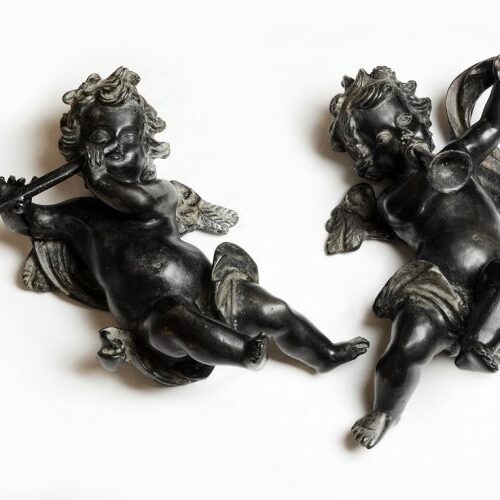 Coppia di putti in bronzo. Epoca inizi '900. Altezza cm. 40.