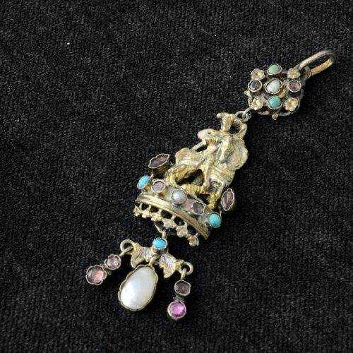 Pendente in argento dorato, turchesi, madreperla, granati. Epoca '700.