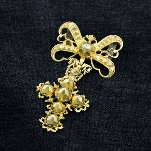 Pendente in argento dorato. Epoca fine '600.