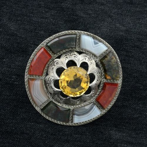 Spilla in argento, pietre dure e quarzo citrino. Scozia. Epoca Vittoriana.