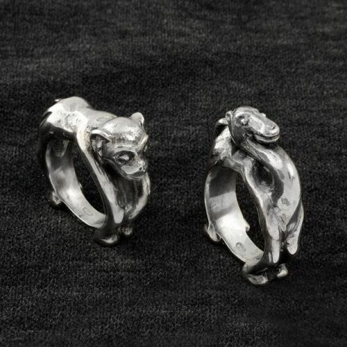 Anelli in argento raffiguranti scimmia e cammello. Epoca anni '70.