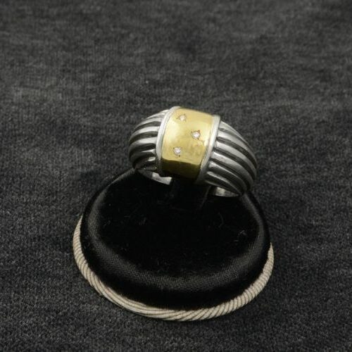 Anello in argento e oro con brillantini. Epoca anni '60.