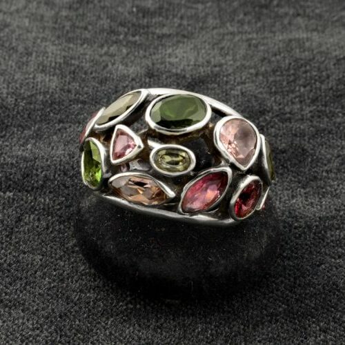 Anello in argento e tormaline di vari colori e tagli. Epoca anni '70.