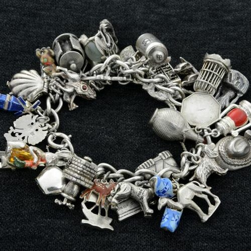 Bracciale con charmes in argento e smalti. Inghilterra. Epoca anni '40.