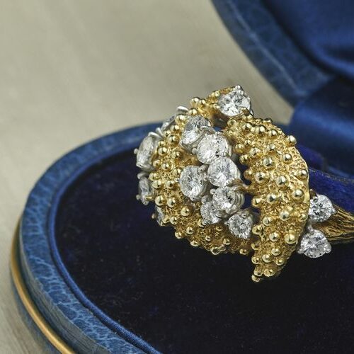 Anello oro giallo lavorazione a corteccia e microgranuli con diamanti diversi ct. 3,30 ca. Epoca anni' 50