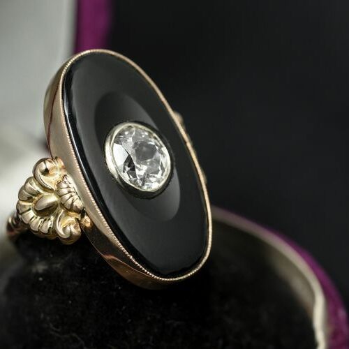 Anello Vittoriano in oro 18 kt con onice ovale sormontata da un diamante di vecchio taglio di ct. 1,50 ca. Epoca 1860-1880