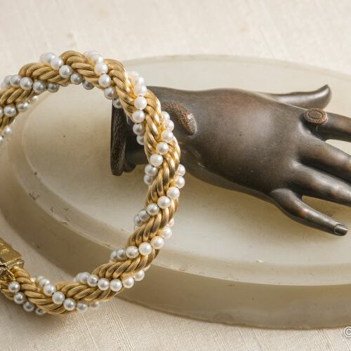 Bracciale a corda semirigida in oro giallo e perle. Epoca anni '60