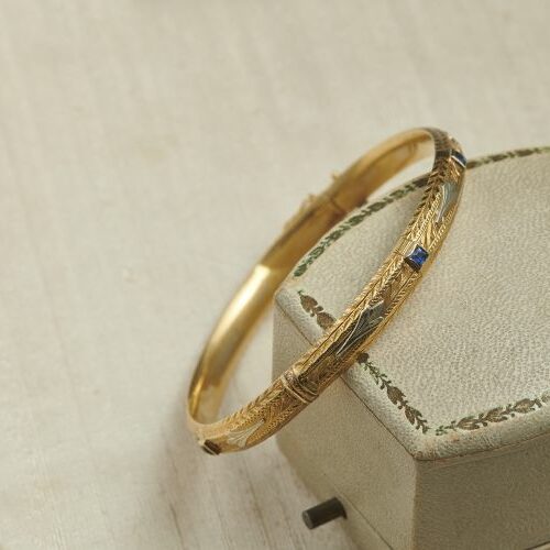 Bracciale rigido in oro giallo e oro bianco cesellato con zaffiri taglio carrè .Epoca fine '800