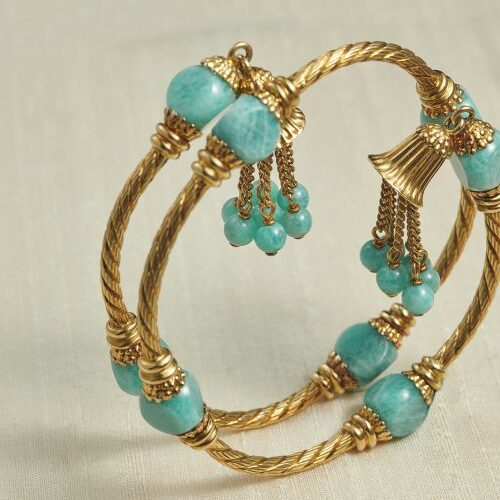 Bracciale semirigido a corda in oro giallo e avventurine. Epoca anni '60