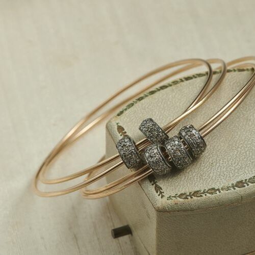 Bracciali rigidi oro giallo con boulles in argento a pavè di diamanti brown . Epoca anni '50