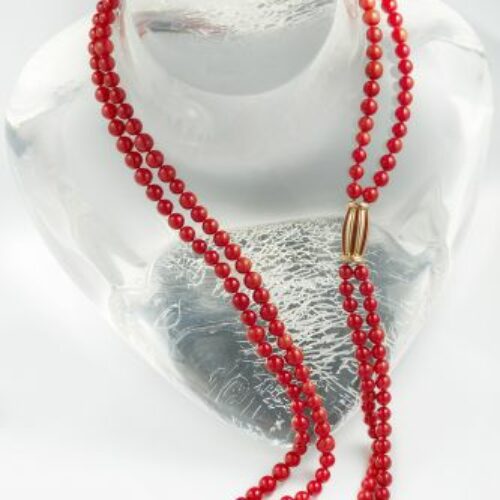 Collana a doppio filo di corallo rosso mediterraneo composta da sfere di mm. 9, fermezza oro giallo e smalto rosso. Fasano - Torino - Epoca anni '50