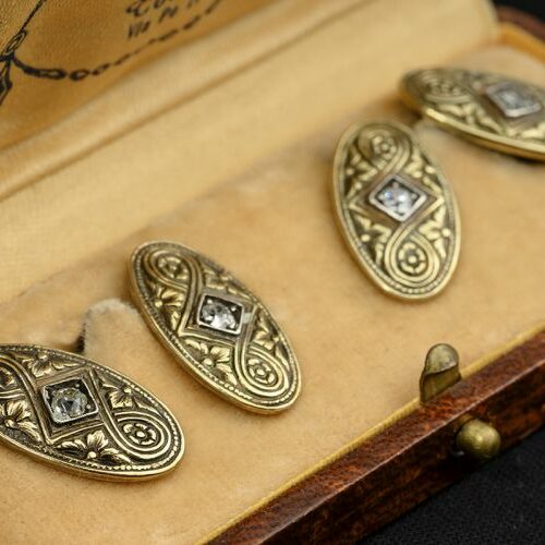 Gemelli in oro giallo 750 di forma ovale finemente cesellati e impreziositi da diamanti di vecchio taglio di ct. 0,15 caduno. Epoca fine' 800