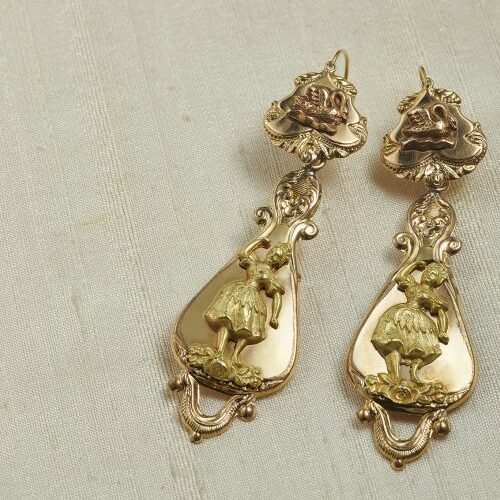 Orecchini oro giallo 18 kt. lavorazione a sbalzo. Francia fine '800