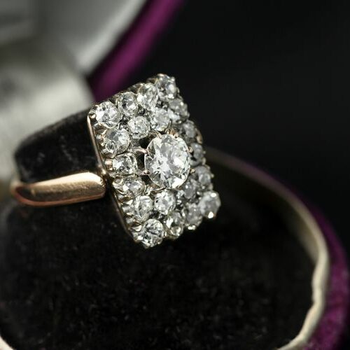 Anello in oro 18 kt. di forma rettangolare recante diamante di vecchio taglio di ct. 0,60 ca. contornato da pavè di diamanti sempre di vecchio taglio per totali ct. 1,70 ca. Epoca metà '800