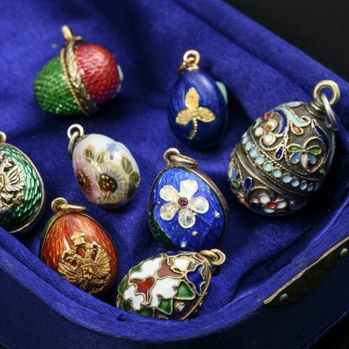 Pendenti di varie misure a ovetto in oro, argento e smalti policromi. Russia, inizi '900