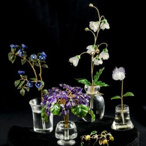 Sculture a tralci di fiori in oro, cristallo di rocca, pietre dure e diamanti provenienti dalla Gioielleria Fasano di Torino. Epoca anni '60