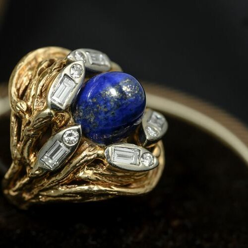 Anello in oro giallo 18 Kt con lapislazzulo cabochon a cupola e diamanti rotondi e baguettes. Epoca anni'50