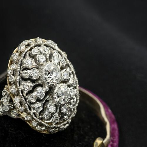 Anello in oro giallo e oro bianco traforato con diamanti di vecchio taglio per totali ct. 2 ca. Epoca anni '20