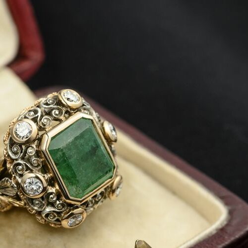 Anello in oro giallo e oro bianco traforato con smeraldo rettangolare e diamanti di vecchio taglio. Epoca anni '20