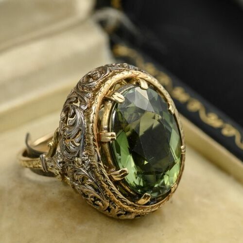 Anello in oro giallo e oro bianco traforato recante al centro grande tormalina verde naturale di ct. 15 ca. Epoca anni '30