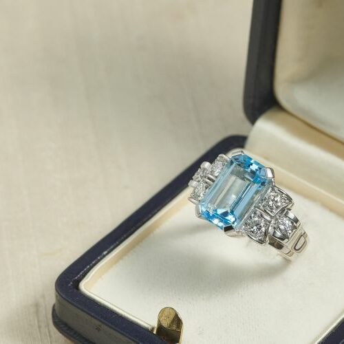 Anello oro bianco con acquamarina rettangolare di ct. 8 ca e 6 diamanti taglio brillante ct. 0,60 totali ca. Epoca anni '50