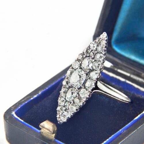 Anello in oro bianco a navette impreziosito da diamanti di vecchio taglio per totali ct. 2 ca. Epoca inizi '900