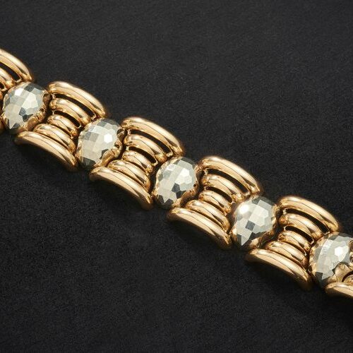 Bracciale a carroarmato in oro rosa e oro bianco con elementi martellati e semicerchi. Epoca anni '40