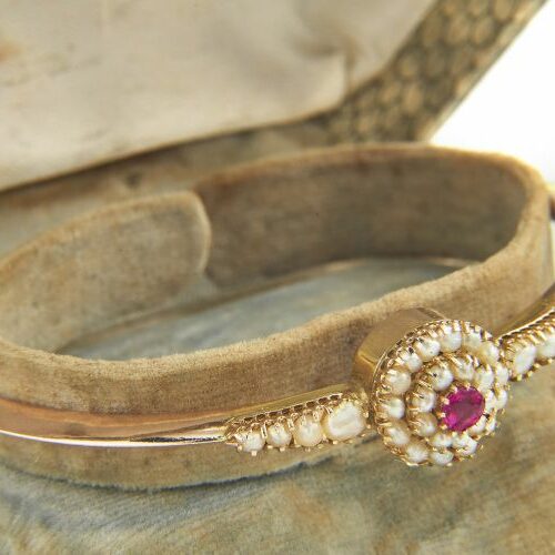 Bracciale rigido in oro, microperle e tormalina rossa. Epoca fine '800