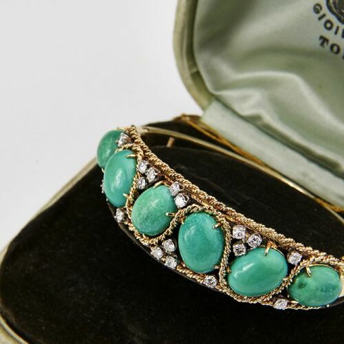 Bracciale rigido in oro giallo 18 kt. impreziosito da 6 turchesi naturali e diamanti taglio a brillante. Epoca anni '60