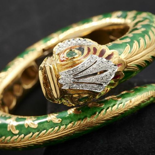 Importante bracciale rigido in oro giallo raffigurante serpente con smalti e diamanti. Epoca anni '60