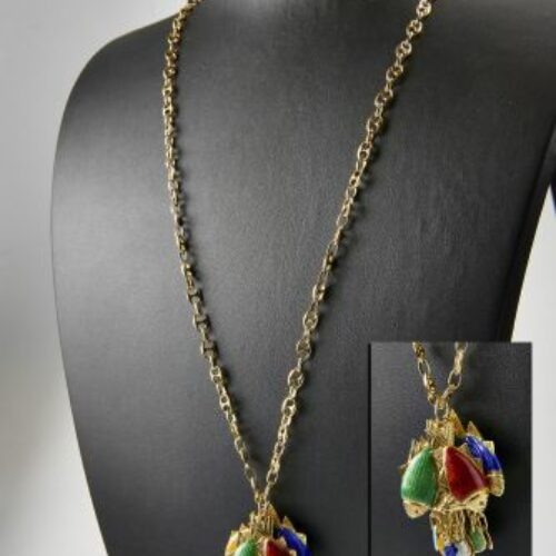 Lunga collana in oro giallo 18 kt. con pendente a raffigurare gruppo di pesci smaltati in vari colori. Epoca anni '70