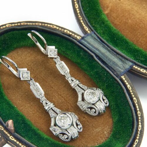 Orecchini in oro bianco impreziositi da diamanti di vecchio taglio. Art Deco