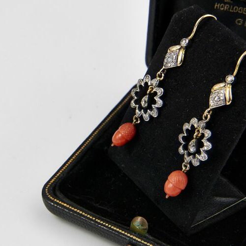 Orecchini pendenti in oro e argento impreziositi da diamanti di vecchio taglio e ghiande in corallo di Sciacca. Epoca inizi '900