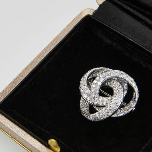 Spilla a gomitolo in oro bianco e pavè di diamanti. Epoca anni '40