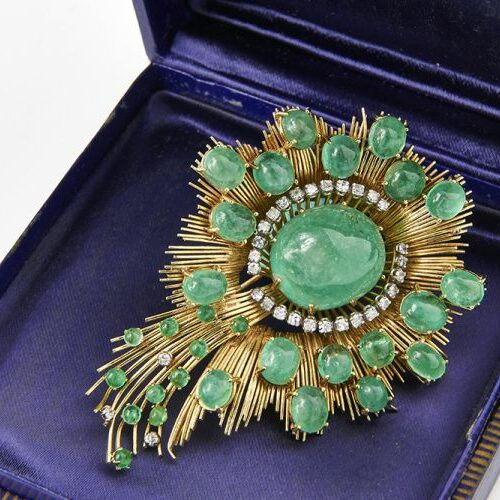 Spilla in oro giallo 18 kt. a fuoco d'artificio con smeraldi naturali cabochon e diamanti taglio brillante. Epoca anni '70