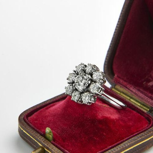 Anello oro bianco a margherita con diamante centrale 0,90 ct , contorno 1 ct ca. Epoca anni '60