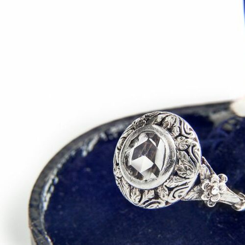 Anello oro bianco finemente traforato recante un diamante taglio rosa di ct. 1 ca. Epoca inizi '900