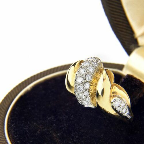 Anello oro giallo intrecciato con pavè di diamanti. Epoca anni '50