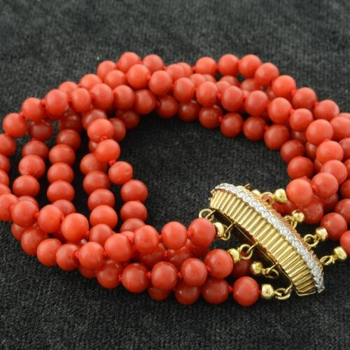 Bracciale multifili in corallo Sciacca, fermezza oro giallo e diamantini taglio brillante. Epoca anni '50
