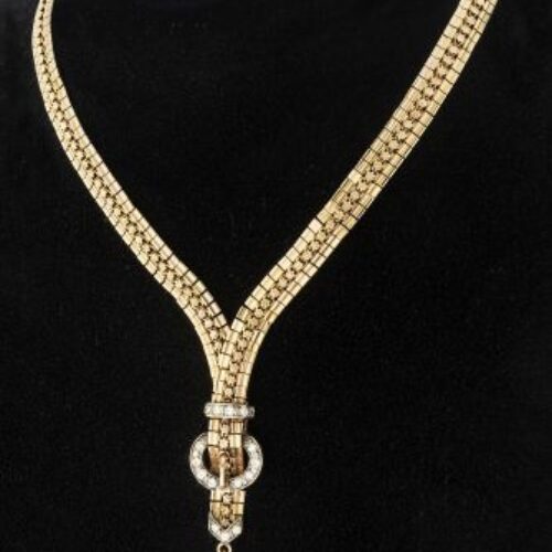 Collana oro 18 kt. recante fibbia con nappina e brillanti. Epoca anni '40