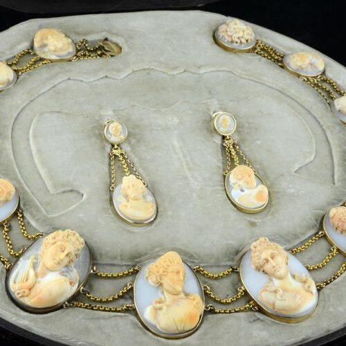 Demi parure oro e cammei rosati su conchiglia. Epoca Vittoriana