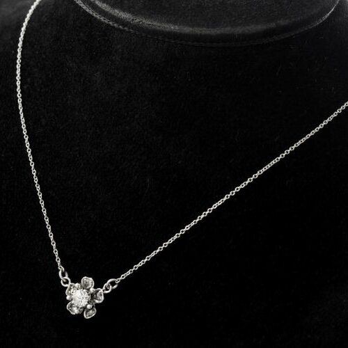 Girocollo in oro bianco 18 kt recante fiore con diamante e diamantini. Epoca anni '30