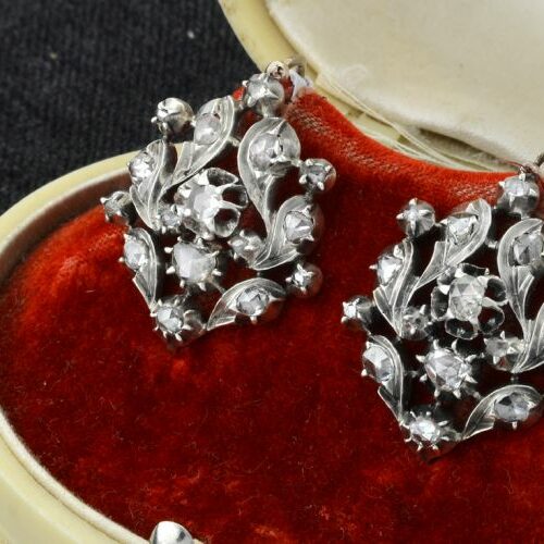 Orecchini a monachina in oro e argento, diamanti taglio rosetta. Epoca fine '600